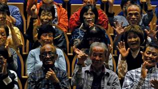 男性の顔のコラージュ

低い精度で自動的に生成された説明