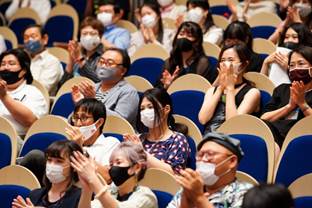 群衆の前にいる男性

低い精度で自動的に生成された説明