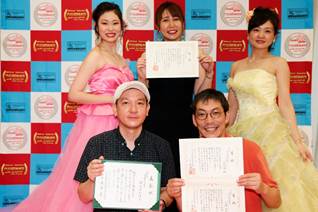 ポーズをとる人たち

自動的に生成された説明