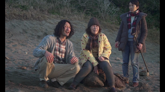 屋外, 人, 座る, 子供 が含まれている画像

自動的に生成された説明