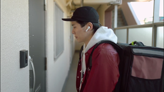 ドアの前にいる帽子をかぶった男性

中程度の精度で自動的に生成された説明