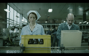 屋内, 建物, キッチン, 女性 が含まれている画像

自動的に生成された説明