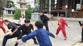 屋外, 人, 建物, 子供 が含まれている画像

自動的に生成された説明