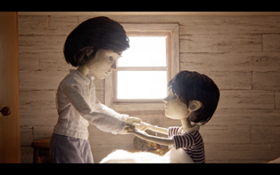 鏡を見ている女性

低い精度で自動的に生成された説明