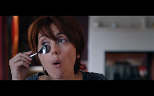 電話をしている女性

中程度の精度で自動的に生成された説明